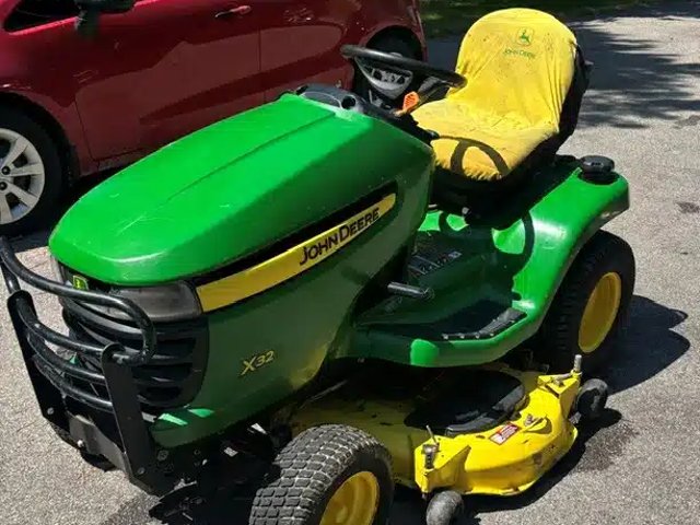 2011 John Deere X320 Tracteur à pelouse