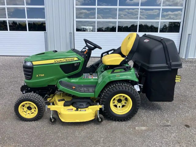 2022 John Deere X758 Tracteur à pelouse