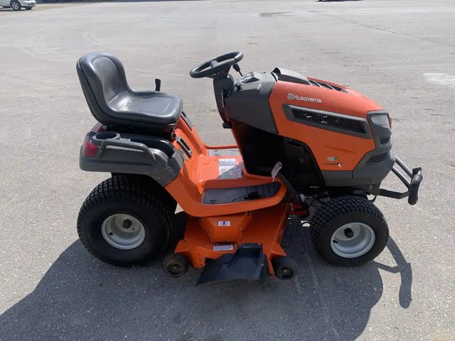 2012 Husqvarna YTH24V48 Tracteur à pelouse