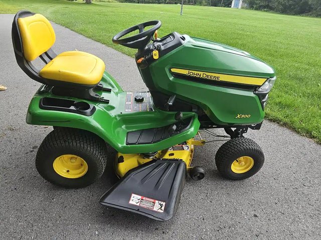 2015 John Deere X300 Tracteur à pelouse