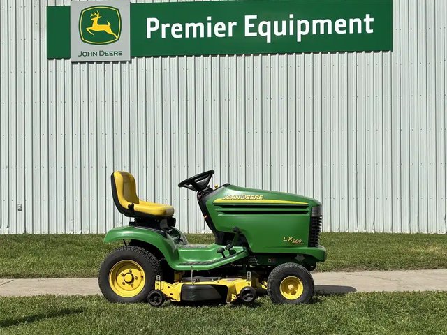 2004 John Deere LX280 Tracteur à pelouse