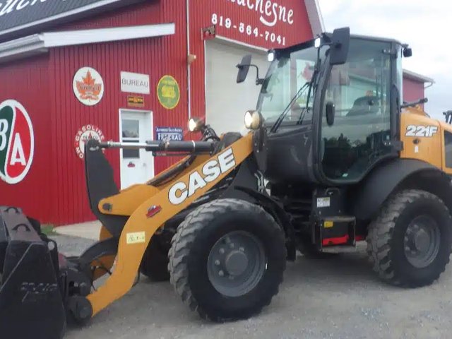 2023 Case 221F Chargeur sur roues