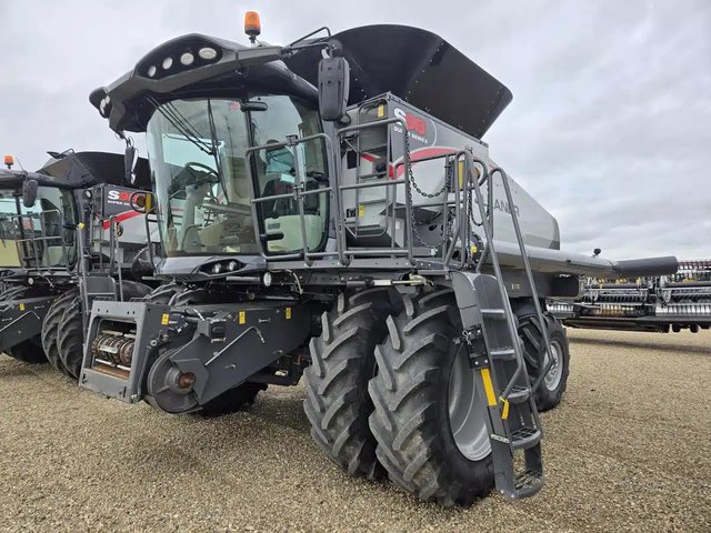 2022 Gleaner S98 Batteuse