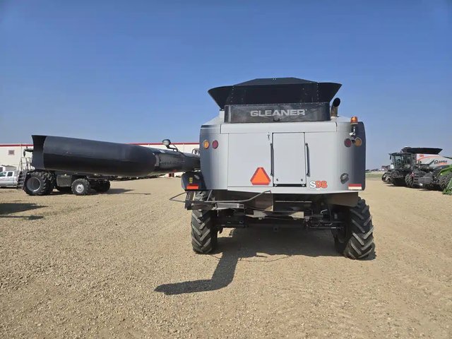 2023 Gleaner S98 Batteuse