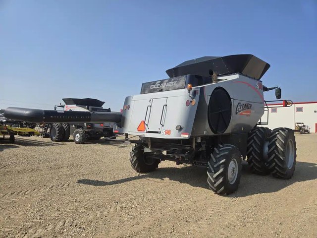 2023 Gleaner S98 Batteuse