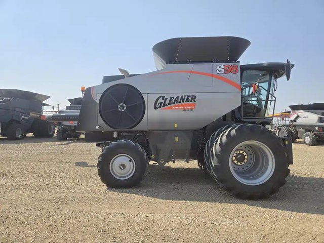 2023 Gleaner S98 Batteuse