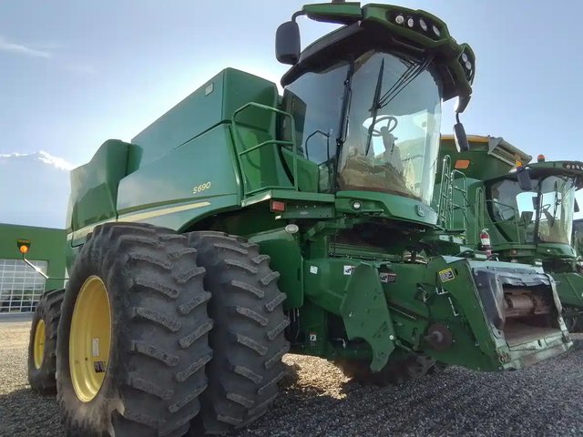 2015 John Deere S690 Batteuse