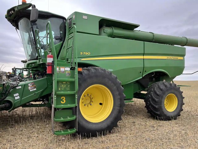 2018 John Deere S790 Batteuse
