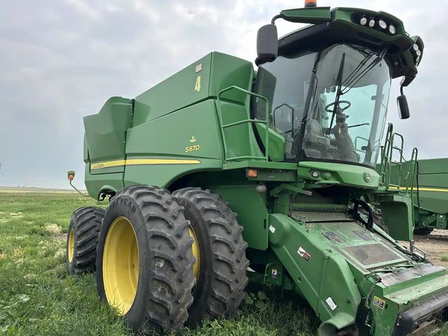 2016 John Deere S670 Batteuse