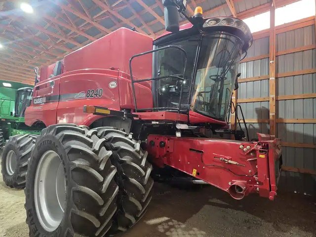 2016 Case IH 8240 Batteuse