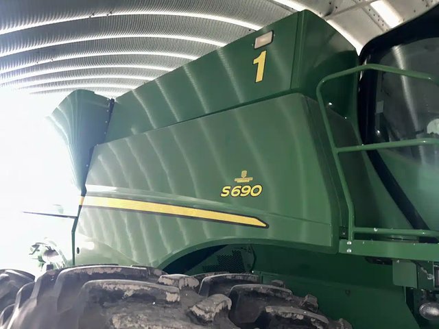 2017 John Deere S690 Batteuse