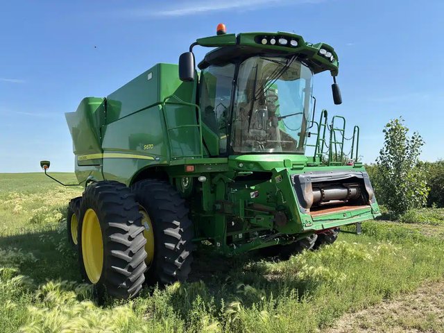 2017 John Deere S670 Batteuse