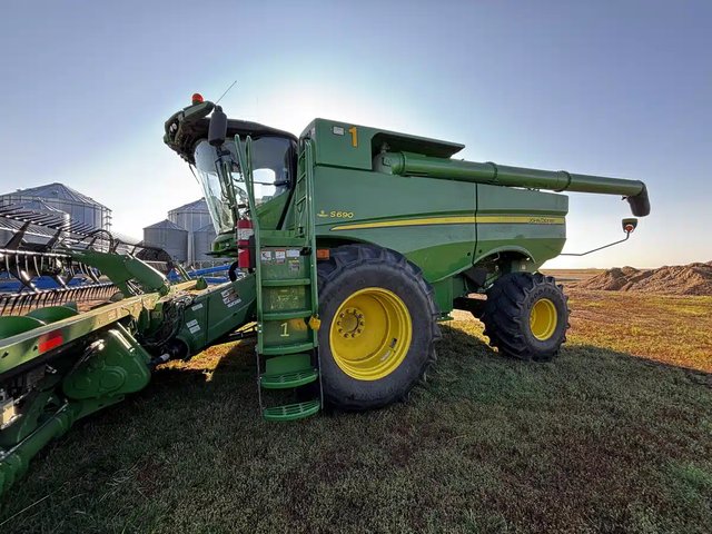 2016 John Deere S690 Batteuse