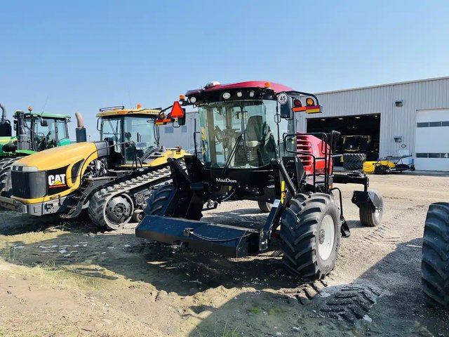 2024 MacDon M2170 Andaineur