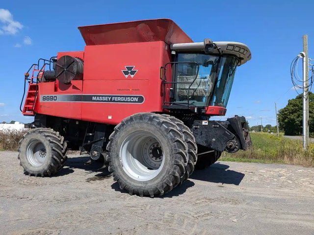 2005 Massey Ferguson 9690 Batteuse