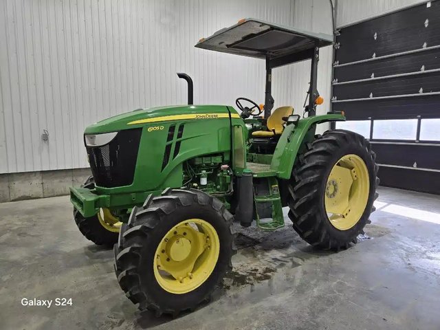 2015 John Deere 6105D Tracteur