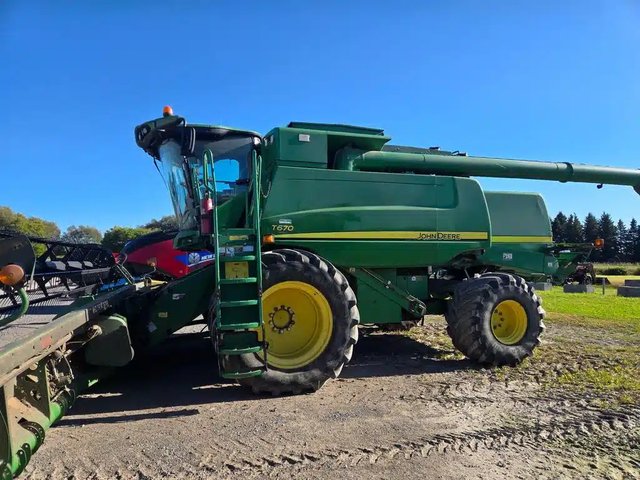 2015 John Deere T670 Batteuse