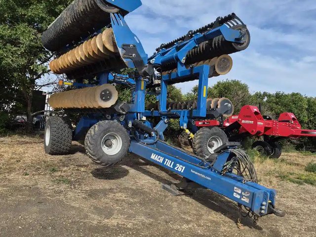 2023 Kinze 261 26' HS Labour vertical