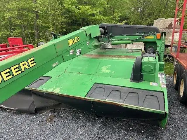 John Deere 735 Faucheuse-conditionneuse à disques