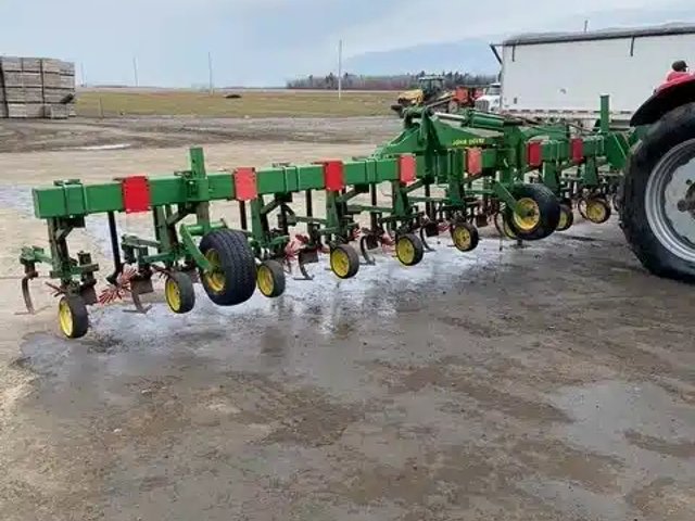 John Deere 16 cultivateur - en rang