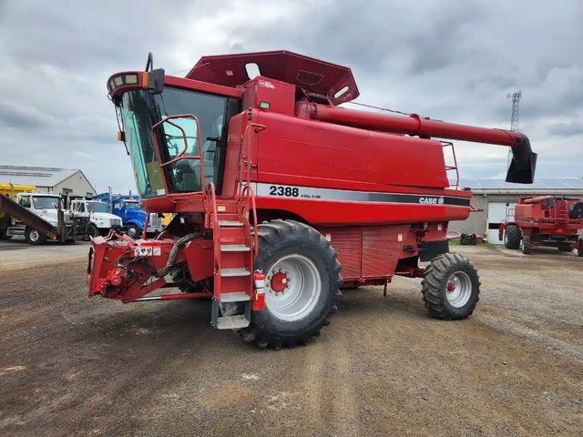 2004 Case IH 2388 Batteuse