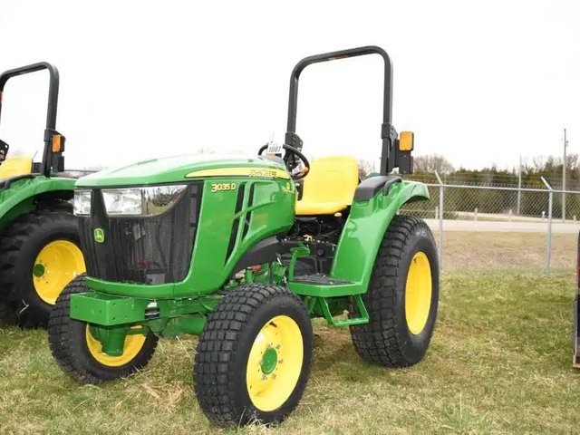 2022 John Deere 3035D Tracteur