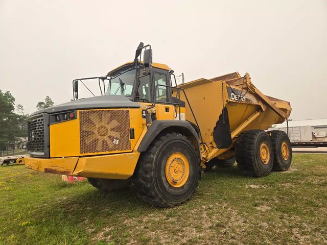 John Deere 410E Camion à benne