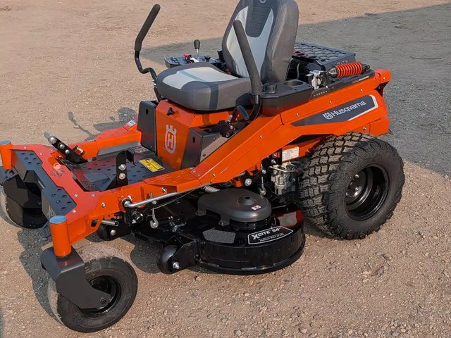 2026 Husqvarna Xcite Z345 Tondeuse à rayon de braquage zéro