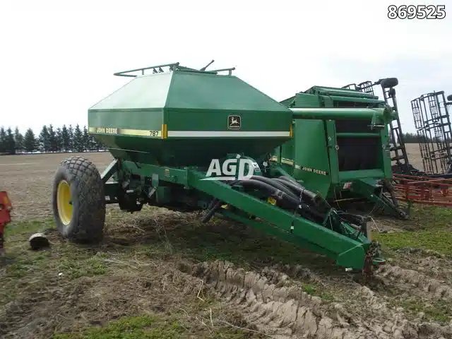 John Deere 787 Remorque pneumatique