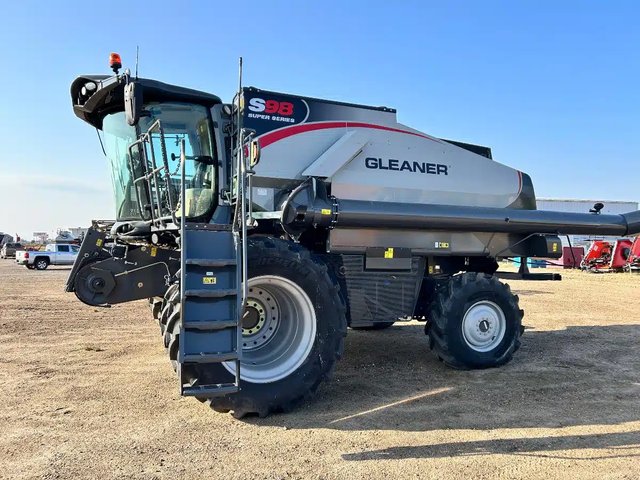 2024 Gleaner S98 Batteuse
