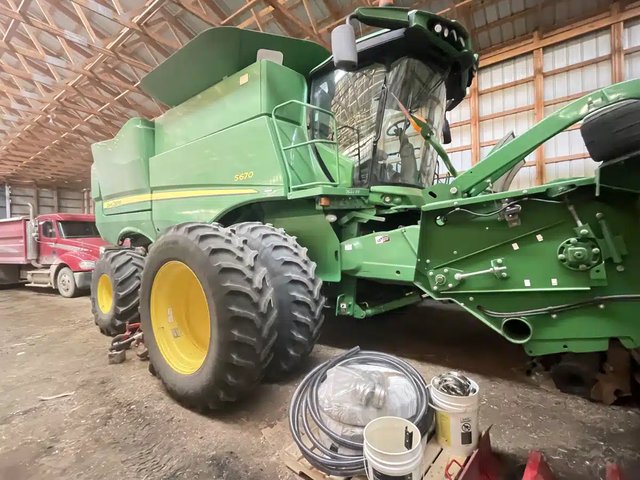2014 John Deere S670 Batteuse