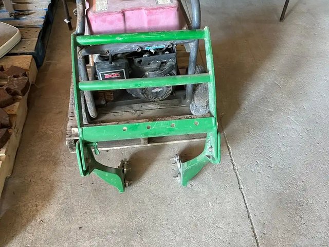 2013 John Deere Hood Guard for 3120, 3320, 3520 and 3720 Tractors pièces - neuves et usagées