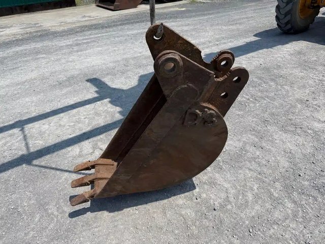 2010 Case 12 Inch Backhoe Bucket Godet (bucket)