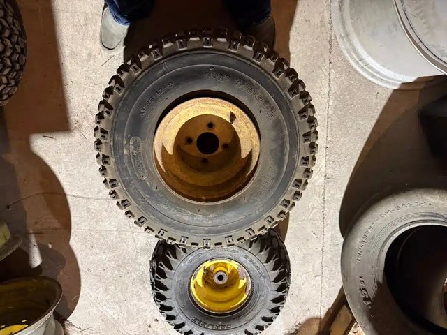 John Deere AT25X12-9 Tire & Rim For AMT600/626 Gators Pneus et roues