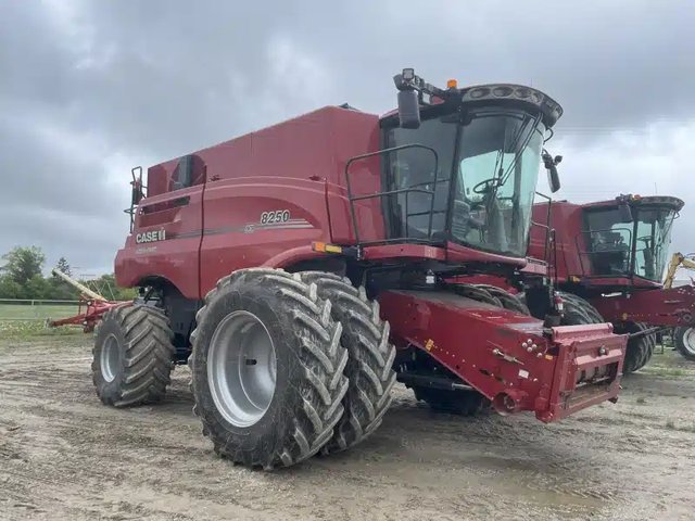 2023 Case IH 8250 Batteuse