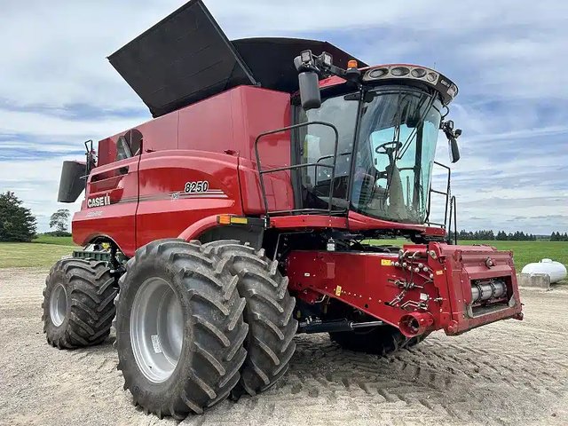 2023 Case IH 8250 Batteuse