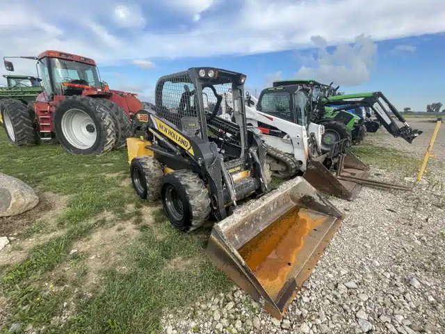 2021 New Holland L318 chargeuse à direction à glissement