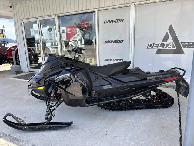 2023 Ski-Doo XRS 850 Motoneige