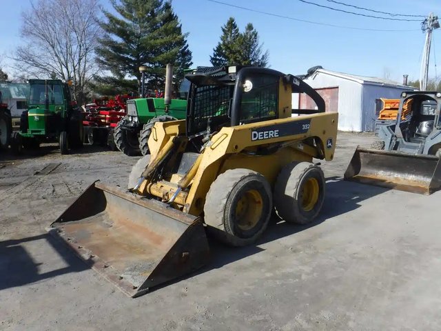 2009 John Deere CT332 chargeuse à direction à glissement