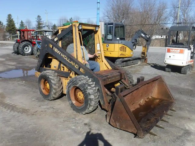 Ford New Holland L783 chargeuse à direction à glissement