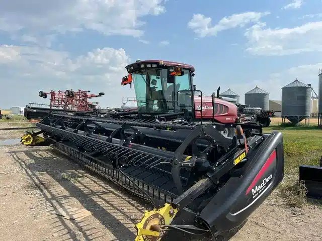 2017 MacDon M155E4 Andaineur