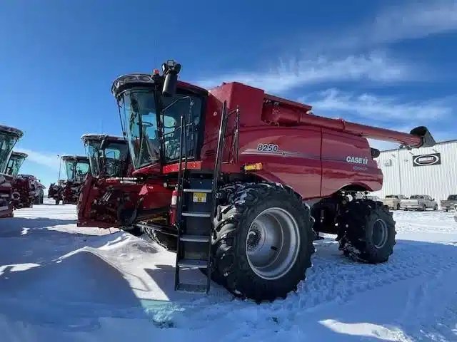 2021 Case IH 8250 Batteuse
