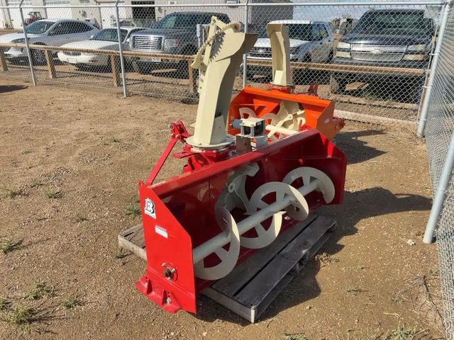 2023 Buhler Farm King Y660 Souffleur à neige