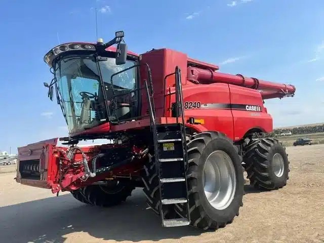 2017 Case IH 8240 Batteuse