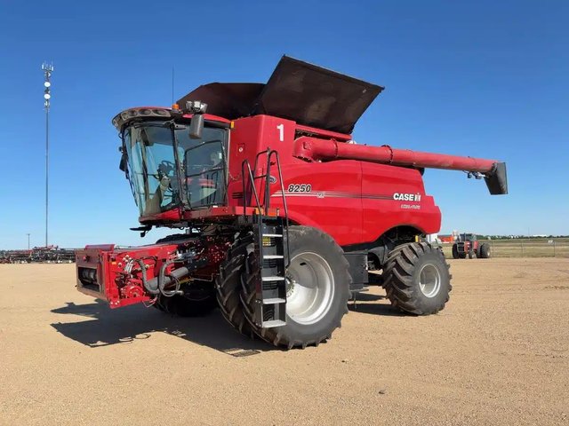 2021 Case IH 8250 Batteuse