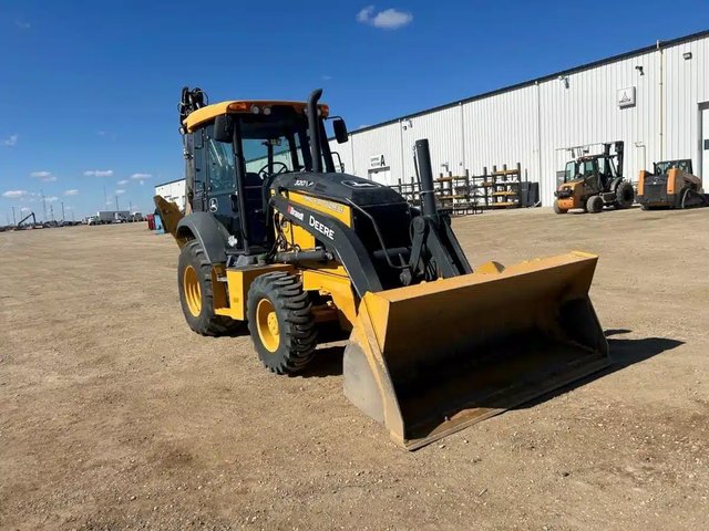 2025 DEERE 320P Rétrocaveuse