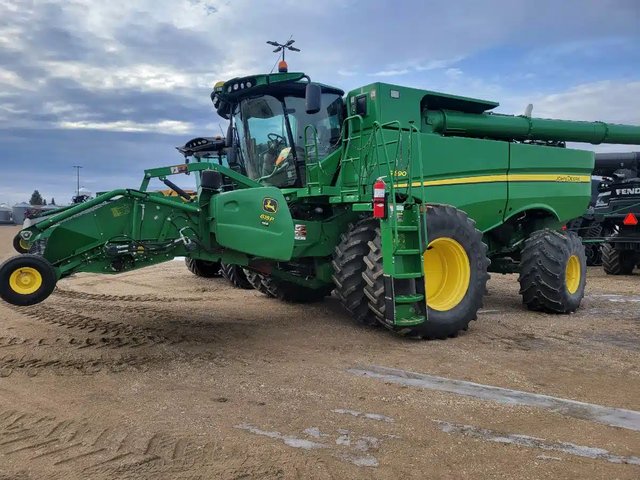 2017 John Deere S690 Batteuse