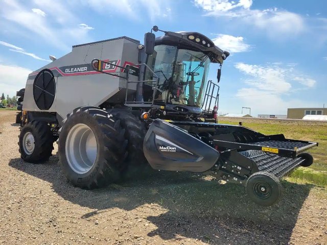 2026 Gleaner T81 Batteuse