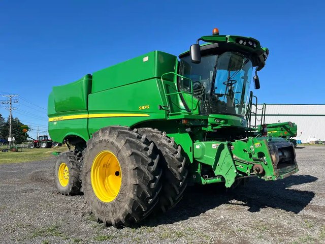 2013 John Deere S670 Batteuse