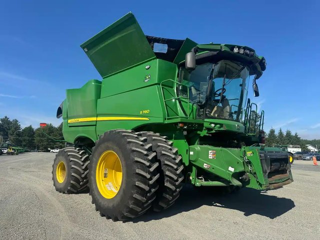 2022 John Deere S780 Batteuse